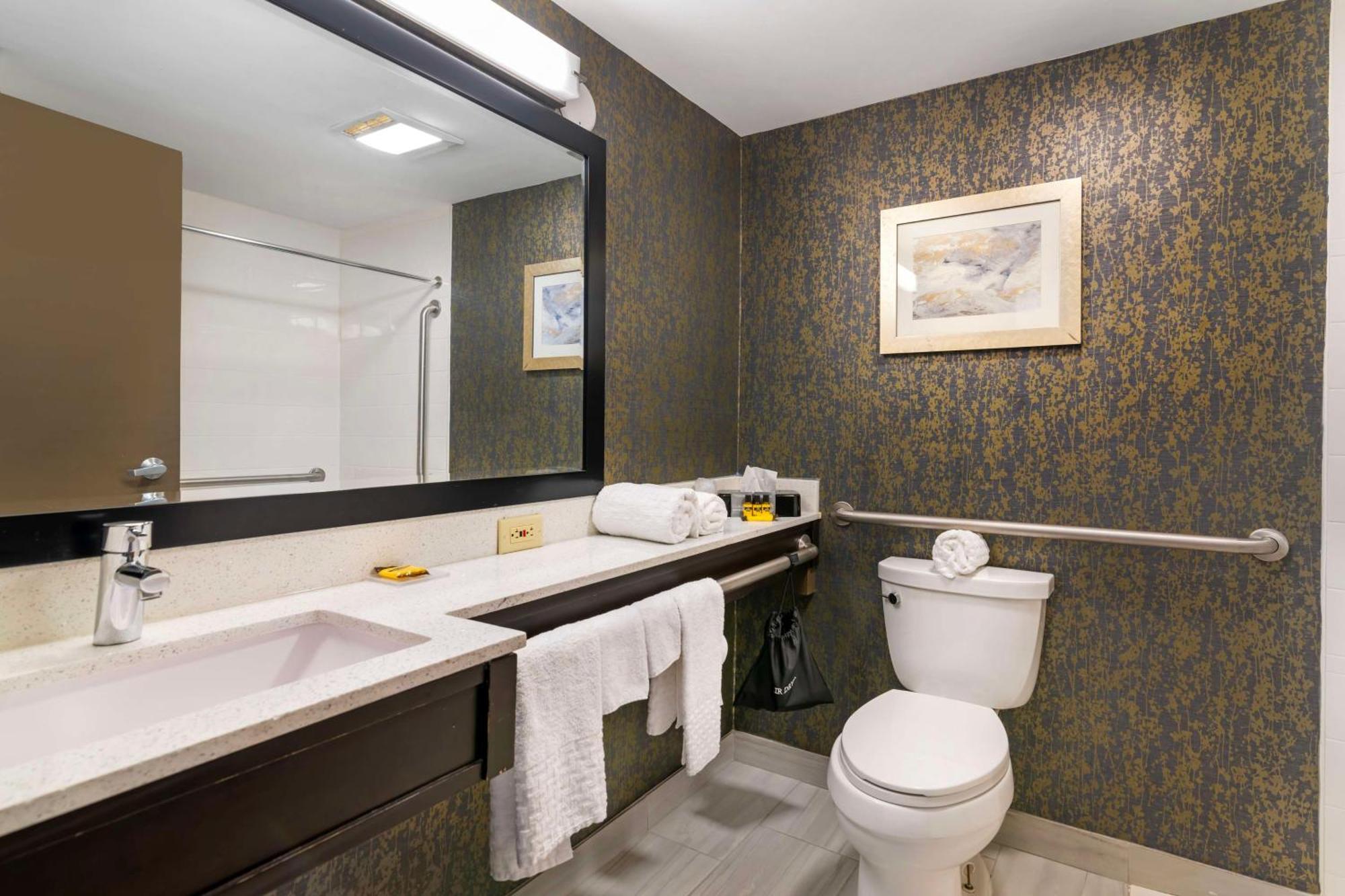 Best Western Plus Landmark Inn Laconia Esterno foto