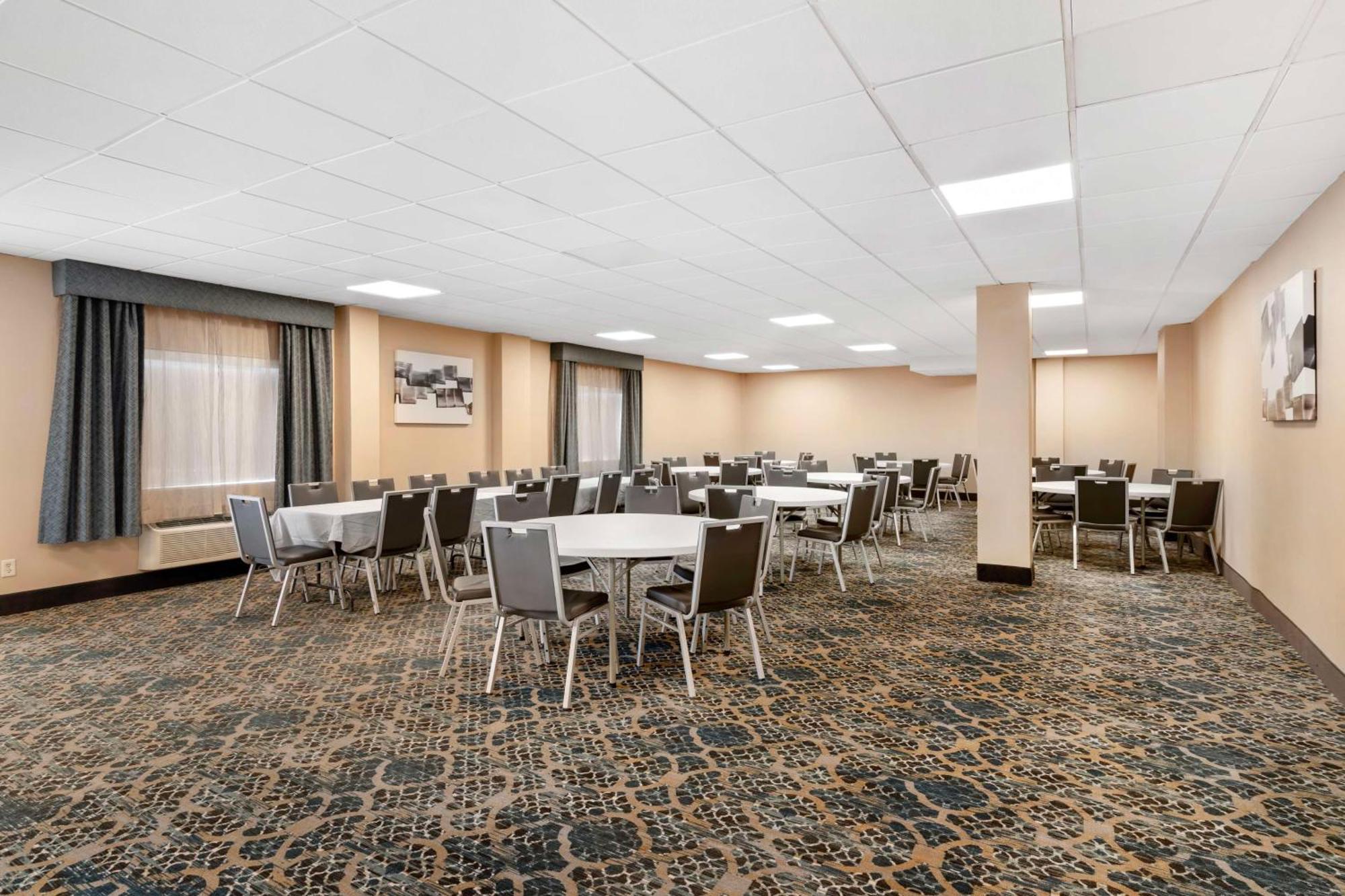 Best Western Plus Landmark Inn Laconia Esterno foto